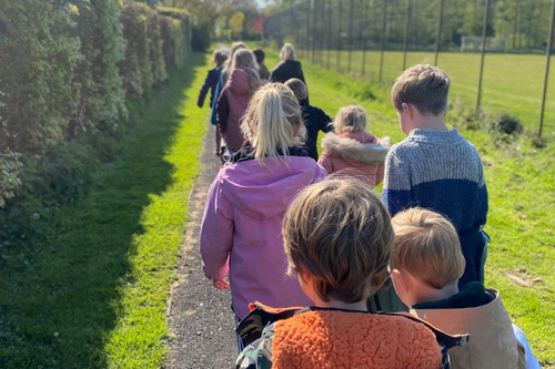 Uitstapje naar het bos voor een lentespeurtocht 